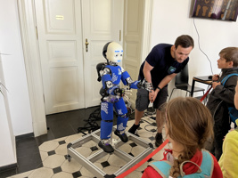 Inteligentní robot reagující na okolí