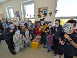 Altar de Muertos a Día de Muertos ve 4. patře školy