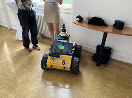 Robot na prohledávání obtížně přístupných míst. Umí skenovat okolí v reálném čase a zaznamenávat jeho profil.